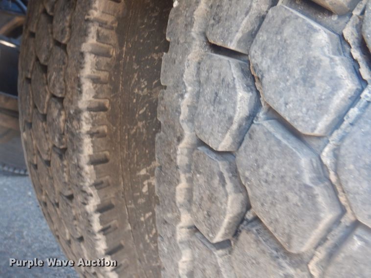 image for item GF9047 2013 Freightliner Cascadia semi truck