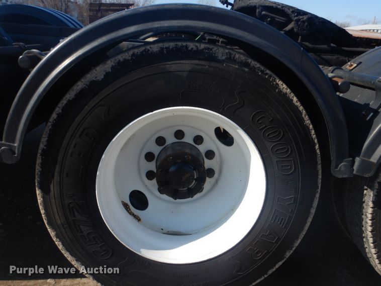 image for item GF9047 2013 Freightliner Cascadia semi truck