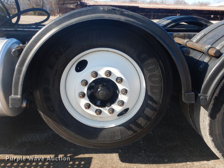 image for item GF9047 2013 Freightliner Cascadia semi truck