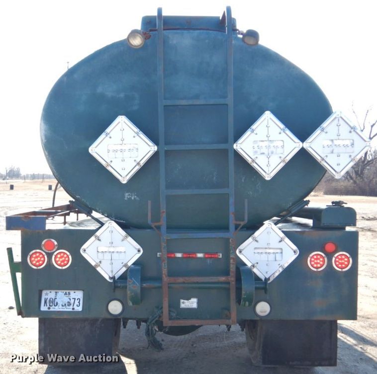 image for item GF9050 2010 Peterbilt 337 tank truck