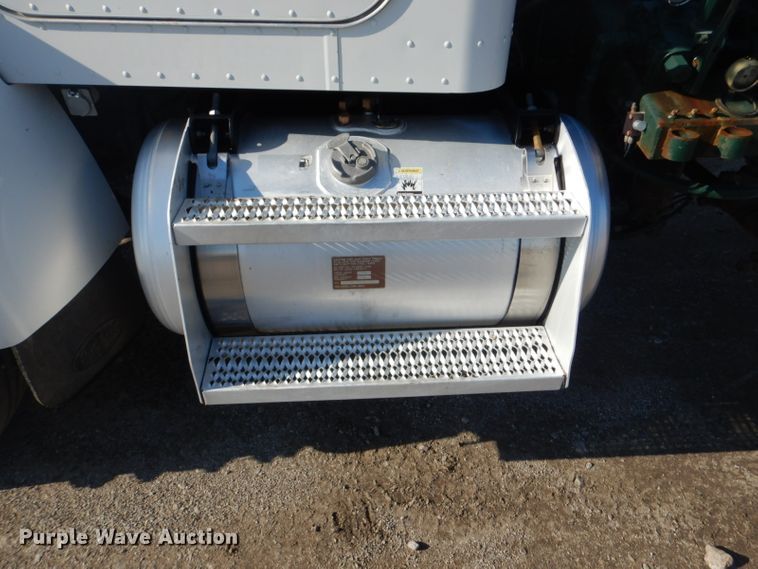 image for item GF9050 2010 Peterbilt 337 tank truck