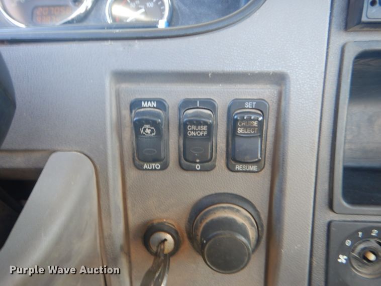 image for item GF9050 2010 Peterbilt 337 tank truck