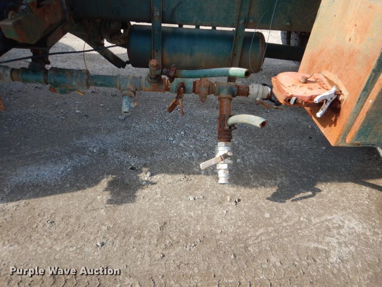 image for item GF9050 2010 Peterbilt 337 tank truck