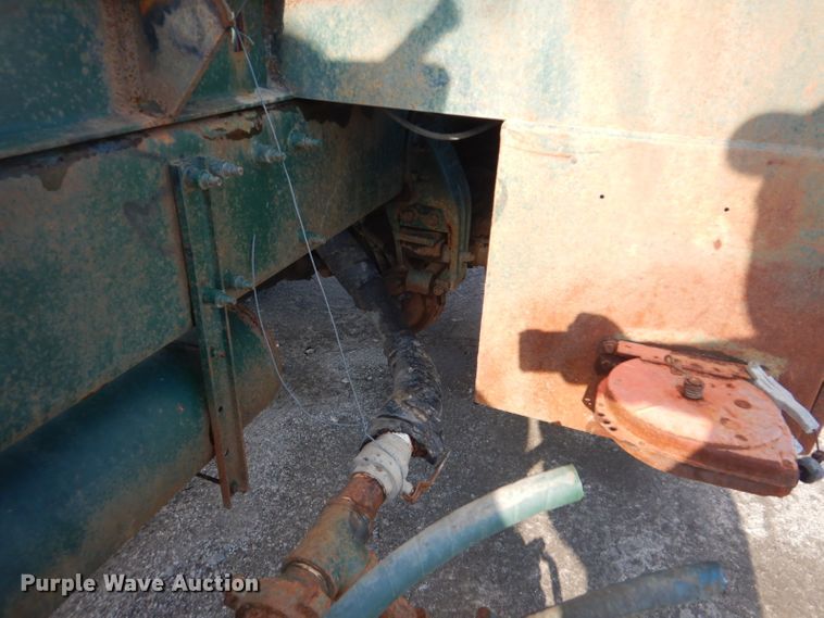 image for item GF9050 2010 Peterbilt 337 tank truck