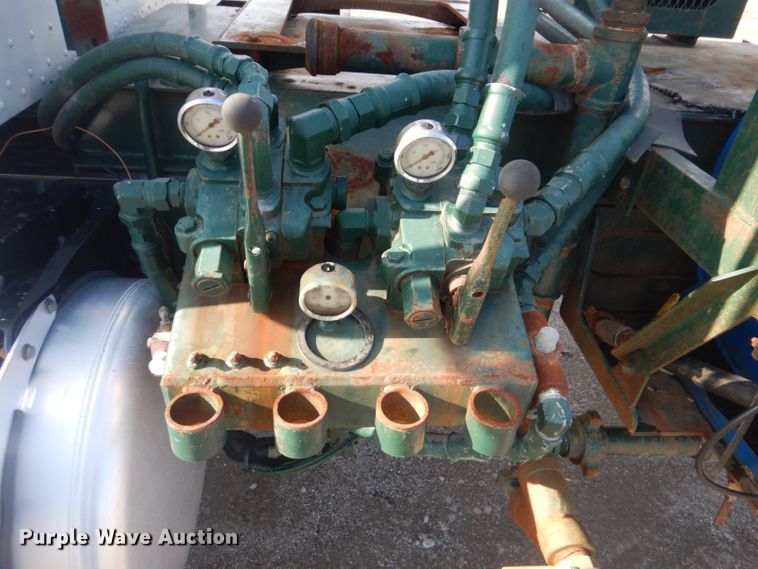 image for item GF9050 2010 Peterbilt 337 tank truck