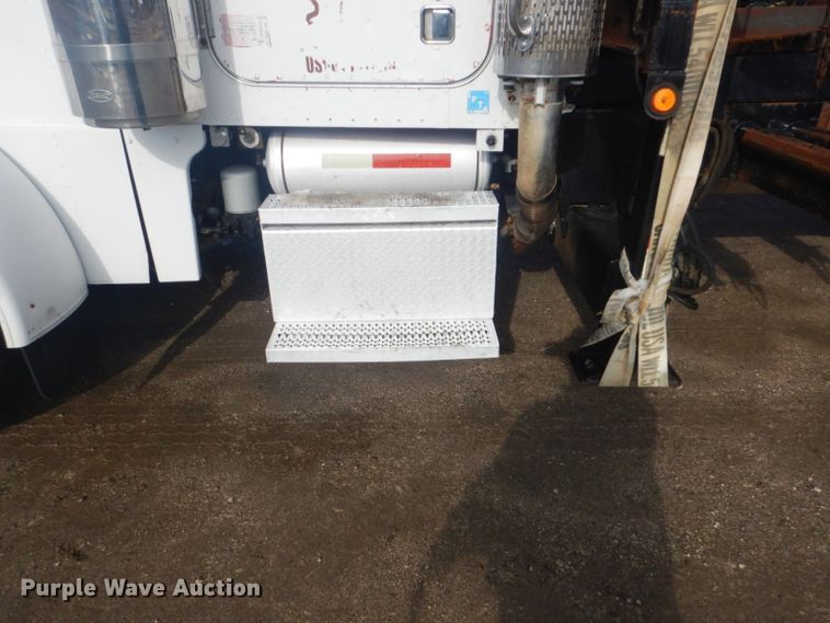 image for item GF9057 2004 Peterbilt 379 crane truck