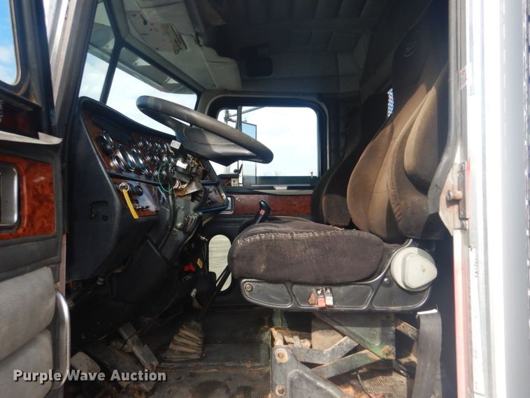 image for item GF9057 2004 Peterbilt 379 crane truck