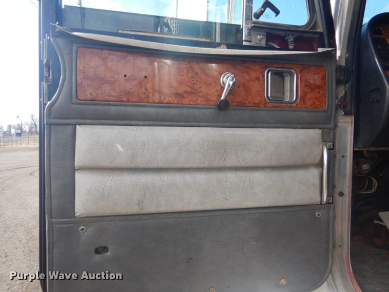 image for item GF9057 2004 Peterbilt 379 crane truck