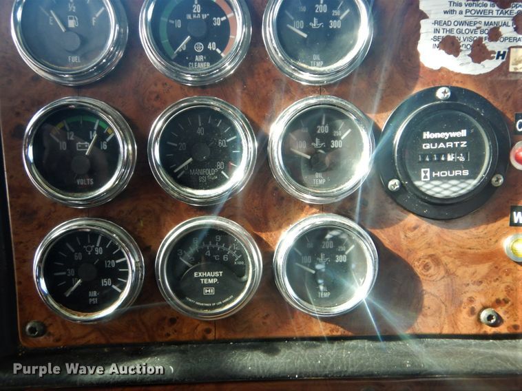 image for item GF9057 2004 Peterbilt 379 crane truck