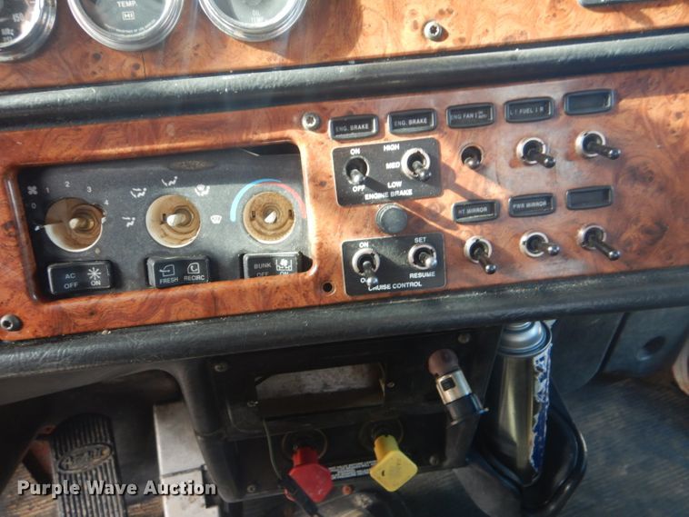 image for item GF9057 2004 Peterbilt 379 crane truck