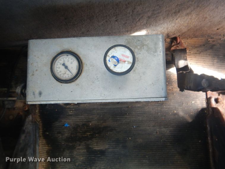 image for item GF9057 2004 Peterbilt 379 crane truck