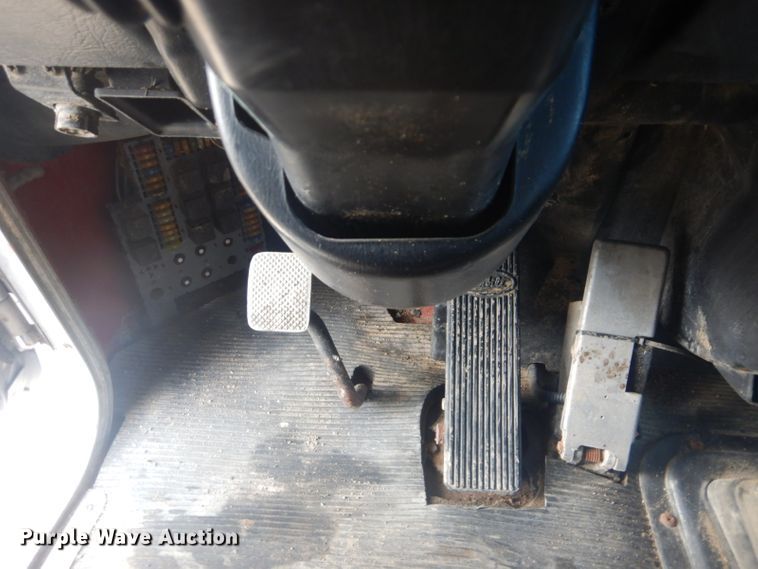 image for item GF9057 2004 Peterbilt 379 crane truck