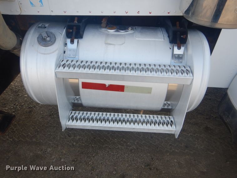 image for item GF9057 2004 Peterbilt 379 crane truck