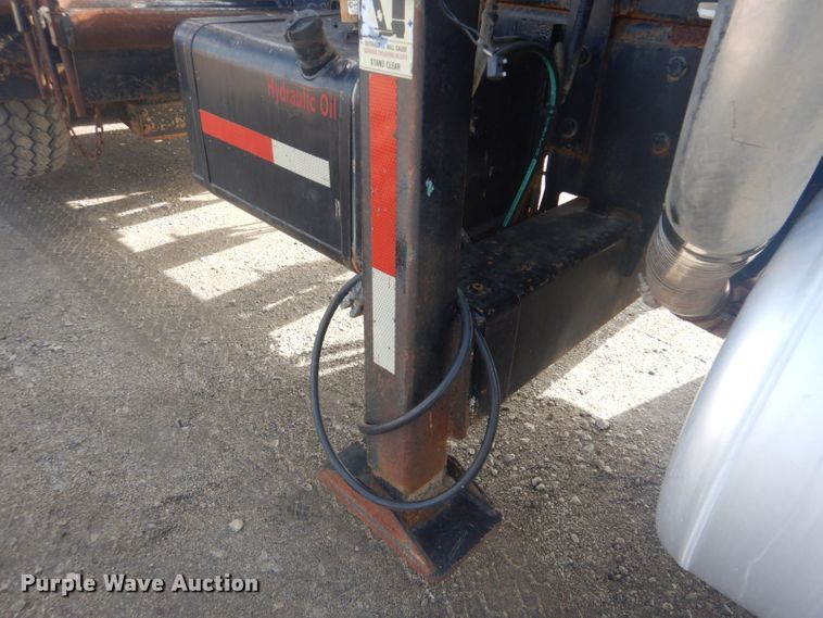 image for item GF9057 2004 Peterbilt 379 crane truck