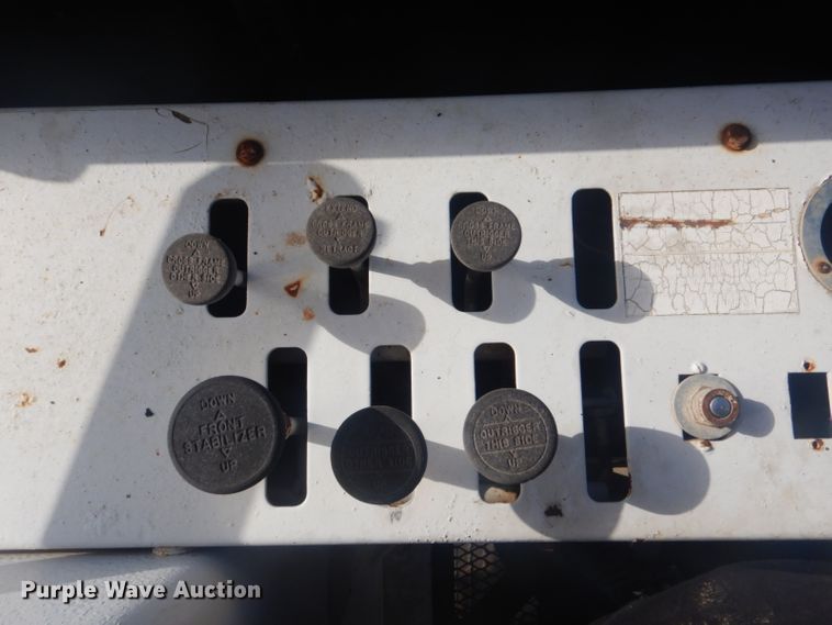 image for item GF9057 2004 Peterbilt 379 crane truck