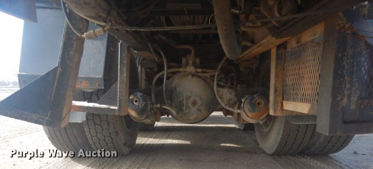 image for item GF9057 2004 Peterbilt 379 crane truck