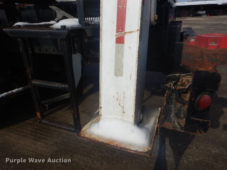 image for item GF9057 2004 Peterbilt 379 crane truck