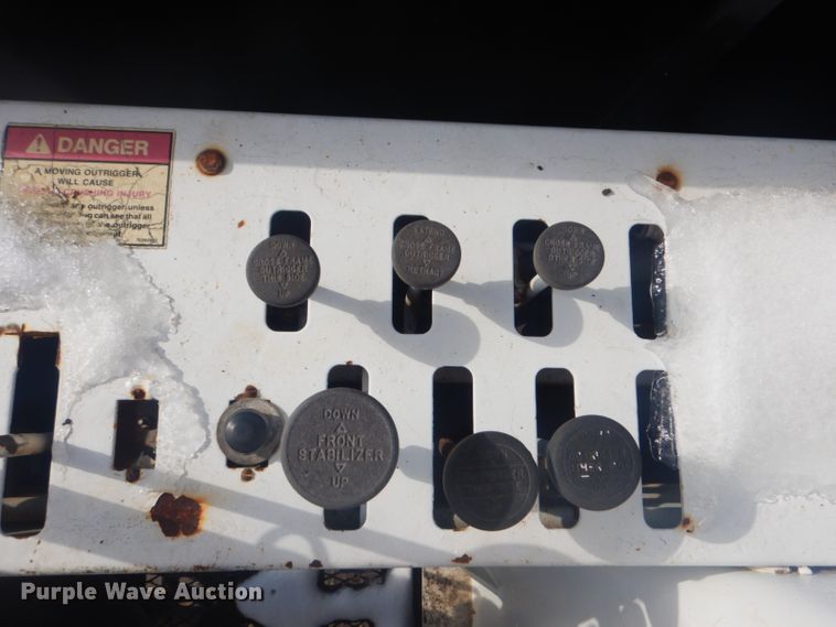 image for item GF9057 2004 Peterbilt 379 crane truck