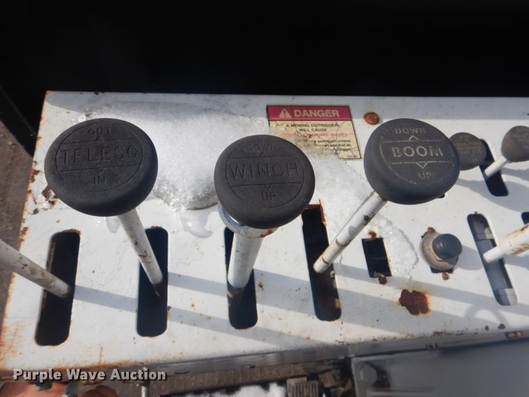 image for item GF9057 2004 Peterbilt 379 crane truck