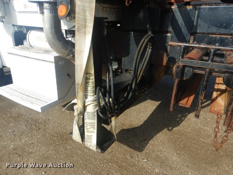 image for item GF9057 2004 Peterbilt 379 crane truck