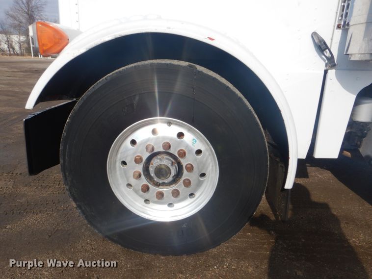 image for item GF9057 2004 Peterbilt 379 crane truck