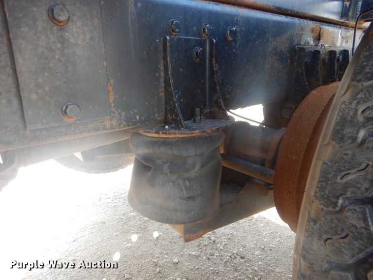 image for item GF9057 2004 Peterbilt 379 crane truck