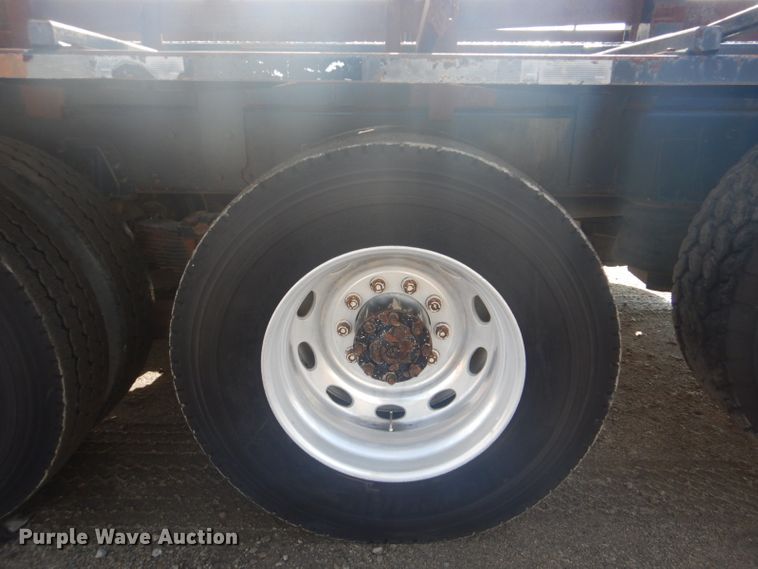 image for item GF9057 2004 Peterbilt 379 crane truck