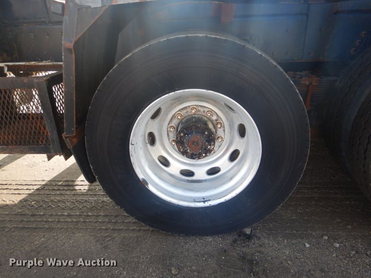 image for item GF9057 2004 Peterbilt 379 crane truck