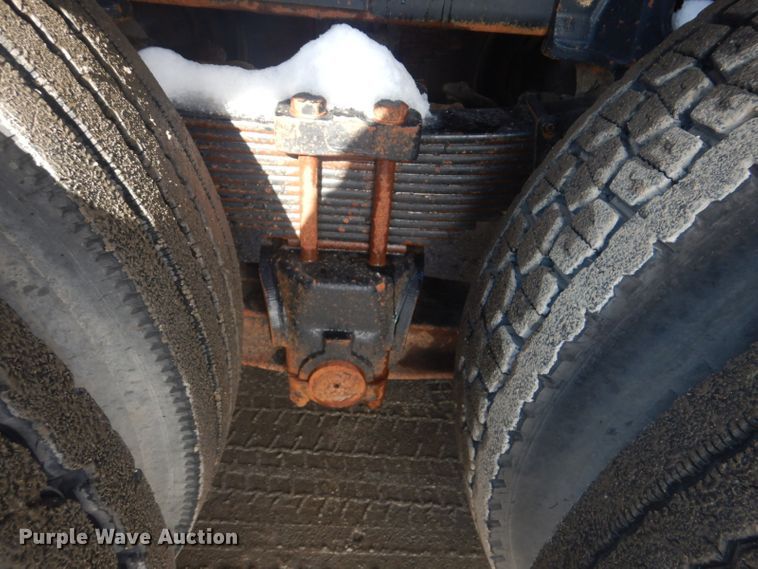 image for item GF9057 2004 Peterbilt 379 crane truck