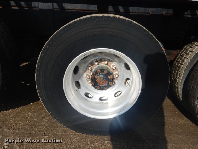 image for item GF9057 2004 Peterbilt 379 crane truck