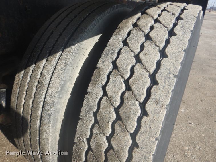 image for item GF9057 2004 Peterbilt 379 crane truck