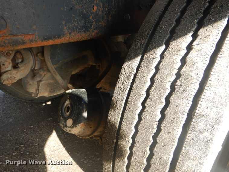 image for item GF9057 2004 Peterbilt 379 crane truck