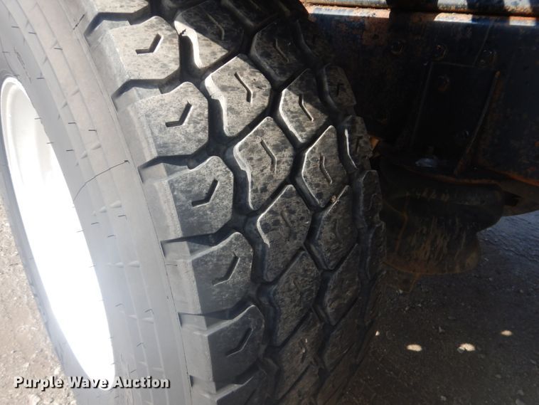 image for item GF9057 2004 Peterbilt 379 crane truck