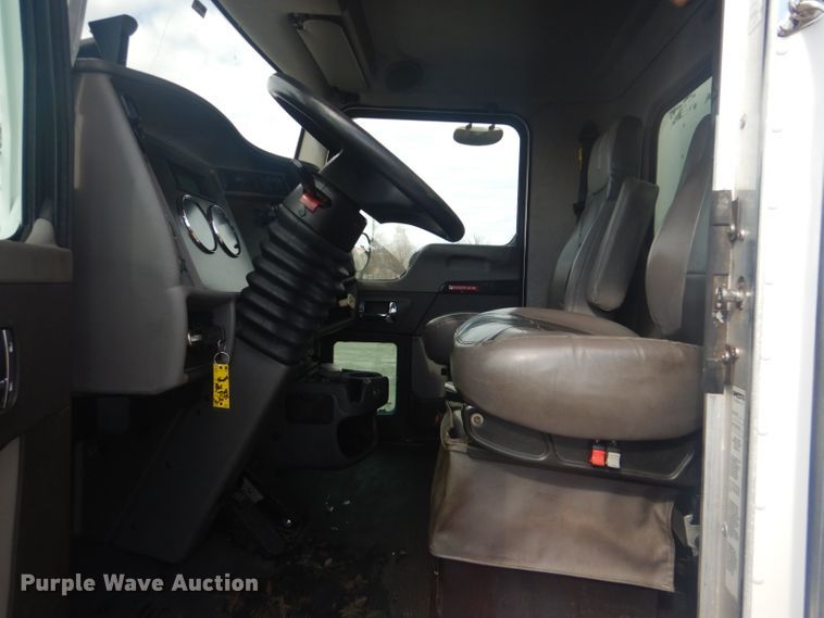 image for item GF9058 2011 Kenworth T370 box truck