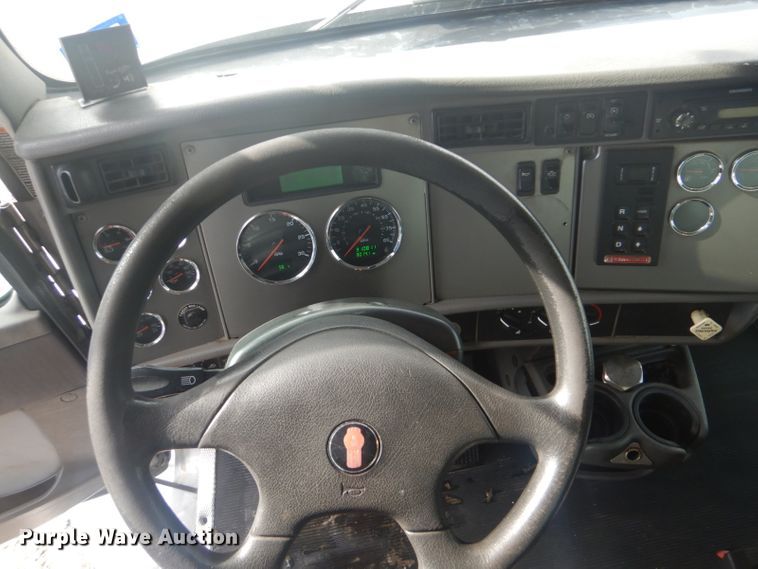 image for item GF9058 2011 Kenworth T370 box truck