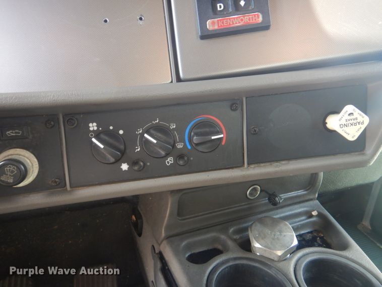 image for item GF9058 2011 Kenworth T370 box truck