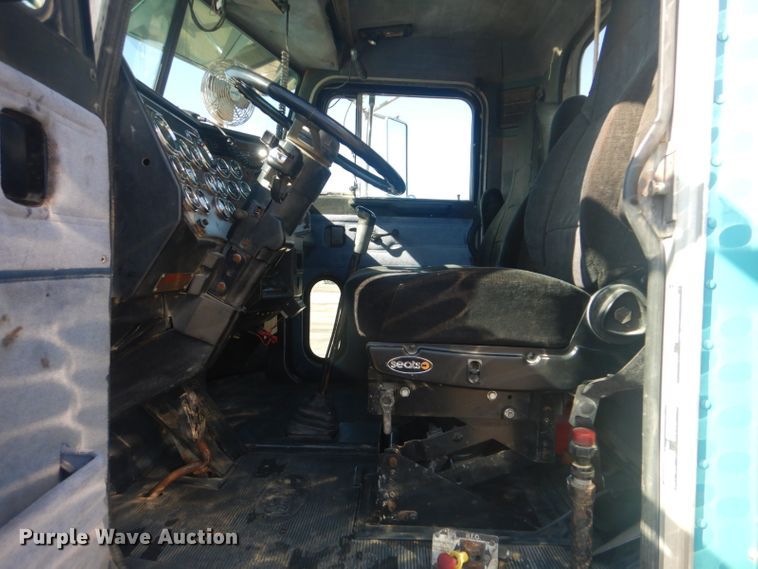 image for item GF9061 1992 Peterbilt 379 tank truck