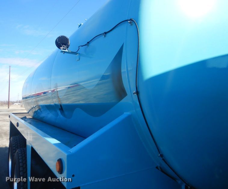 image for item GF9061 1992 Peterbilt 379 tank truck