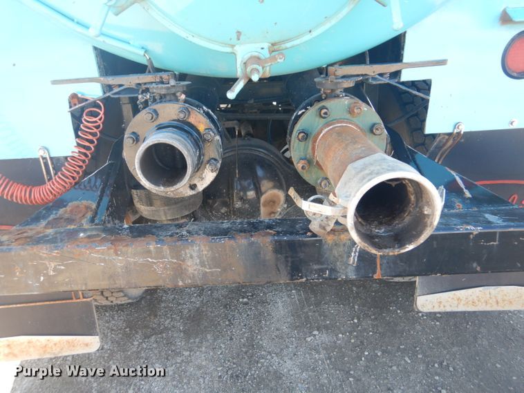 image for item GF9061 1992 Peterbilt 379 tank truck