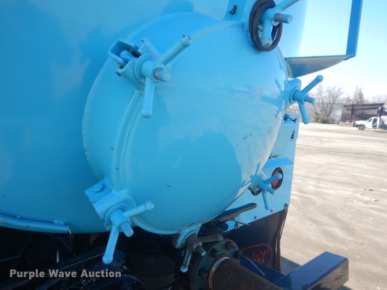 image for item GF9061 1992 Peterbilt 379 tank truck