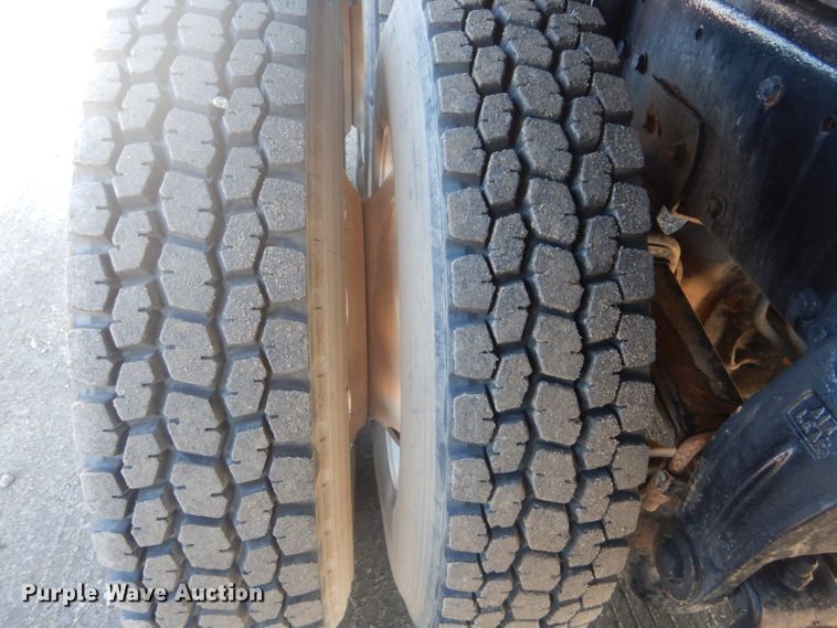 image for item GF9061 1992 Peterbilt 379 tank truck