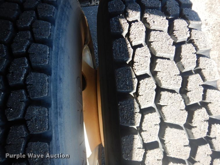 image for item GF9061 1992 Peterbilt 379 tank truck