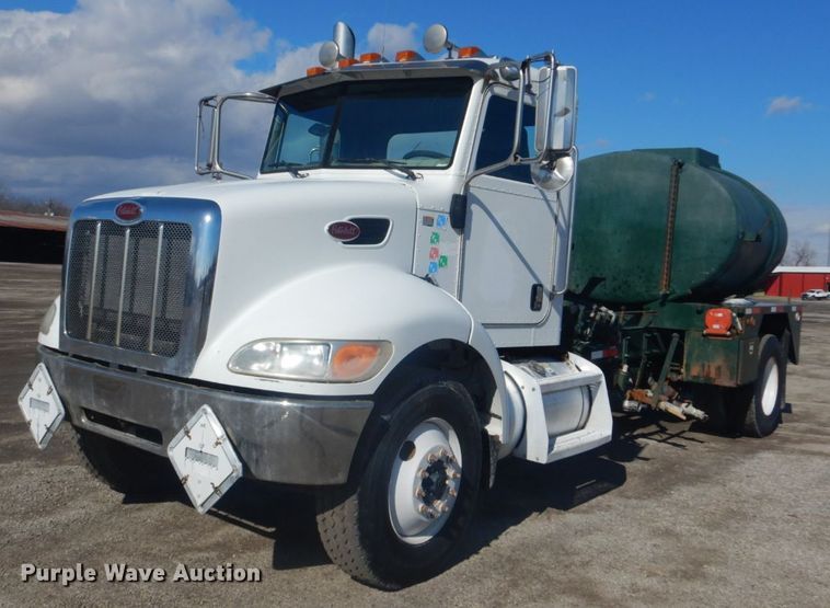 image for item GF9062 2009 Peterbilt 335 tank truck