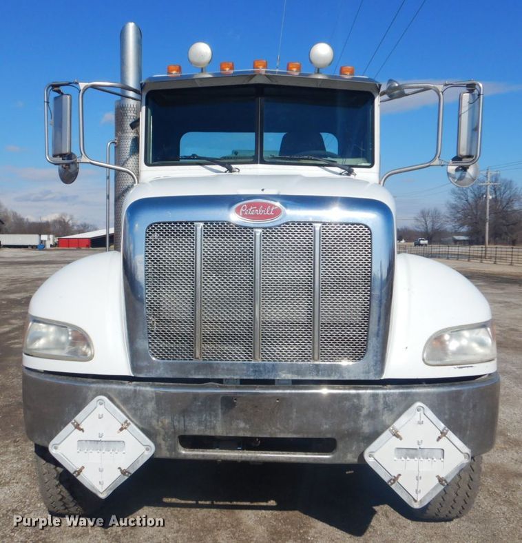 image for item GF9062 2009 Peterbilt 335 tank truck