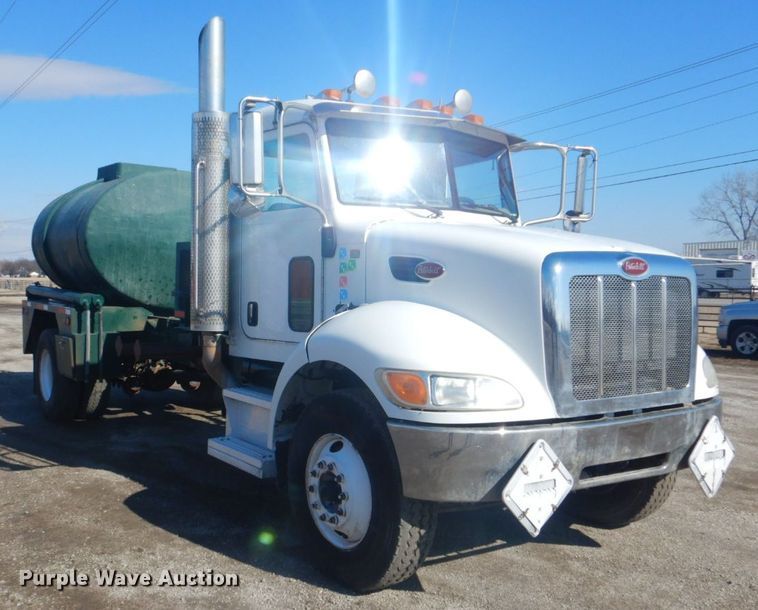 image for item GF9062 2009 Peterbilt 335 tank truck