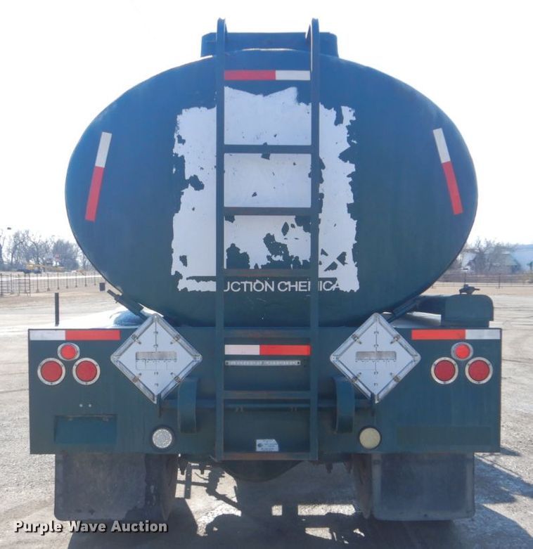 image for item GF9062 2009 Peterbilt 335 tank truck