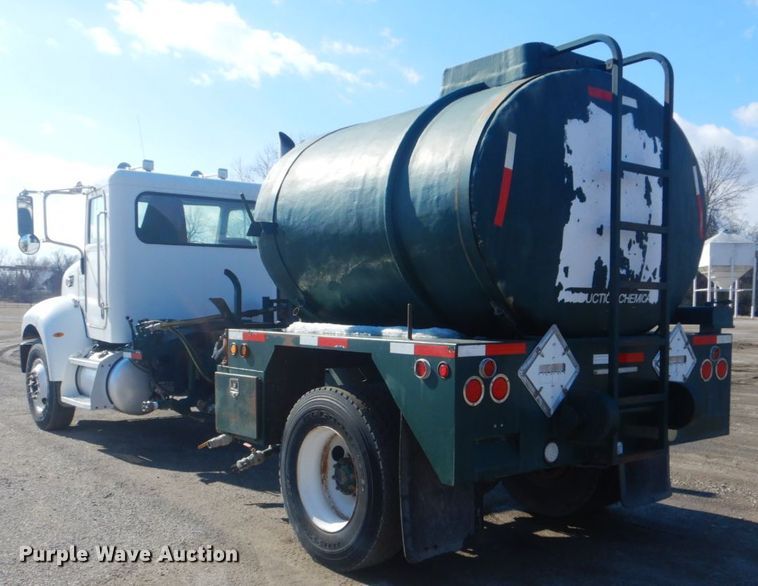 image for item GF9062 2009 Peterbilt 335 tank truck