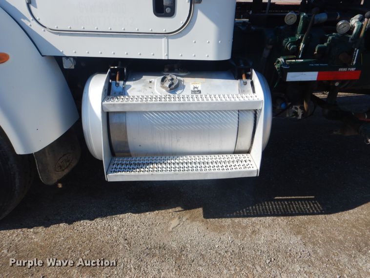 image for item GF9062 2009 Peterbilt 335 tank truck