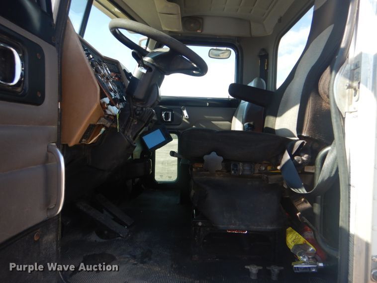 image for item GF9062 2009 Peterbilt 335 tank truck