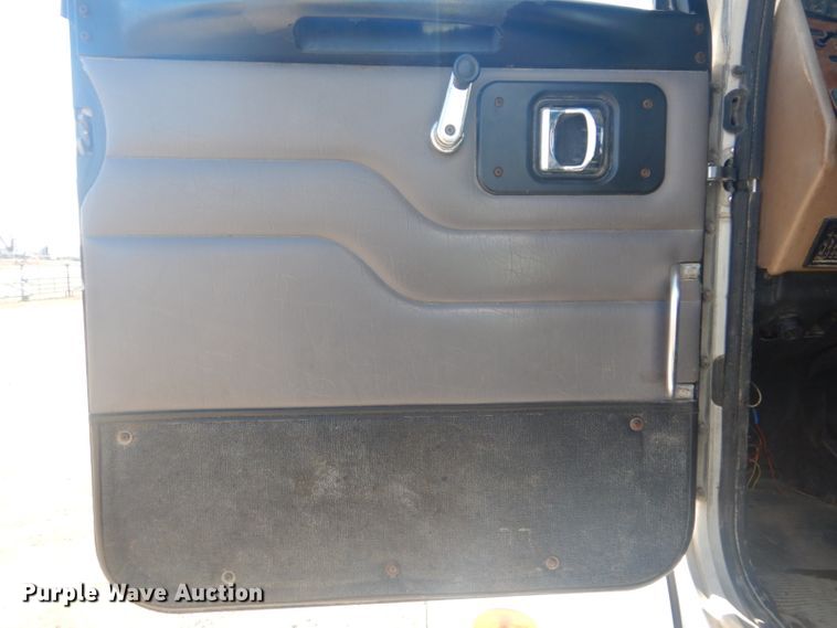 image for item GF9062 2009 Peterbilt 335 tank truck